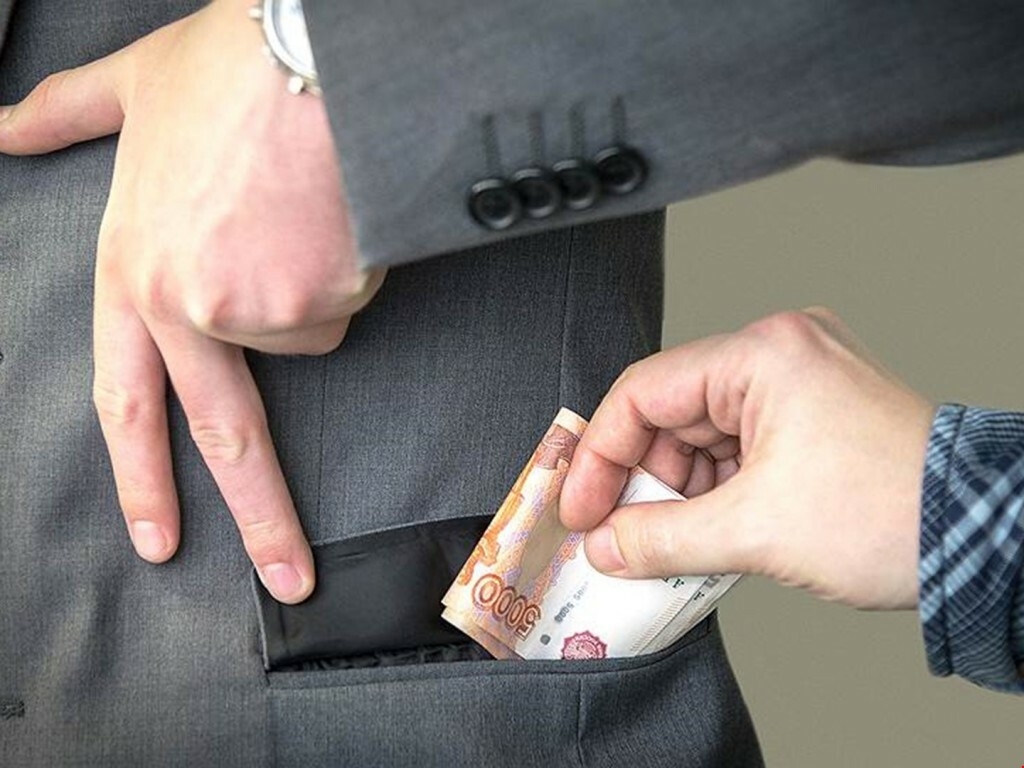 Бывшие полицейские Первоуральска отдадут государству полученные взятки