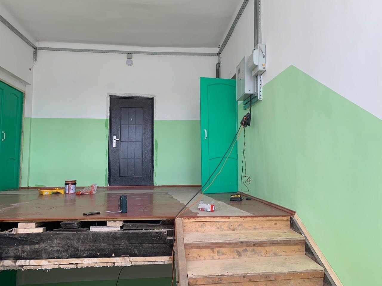 В подъезде дома заканчивают ремонт, пострадавшем месяц назад от пожара