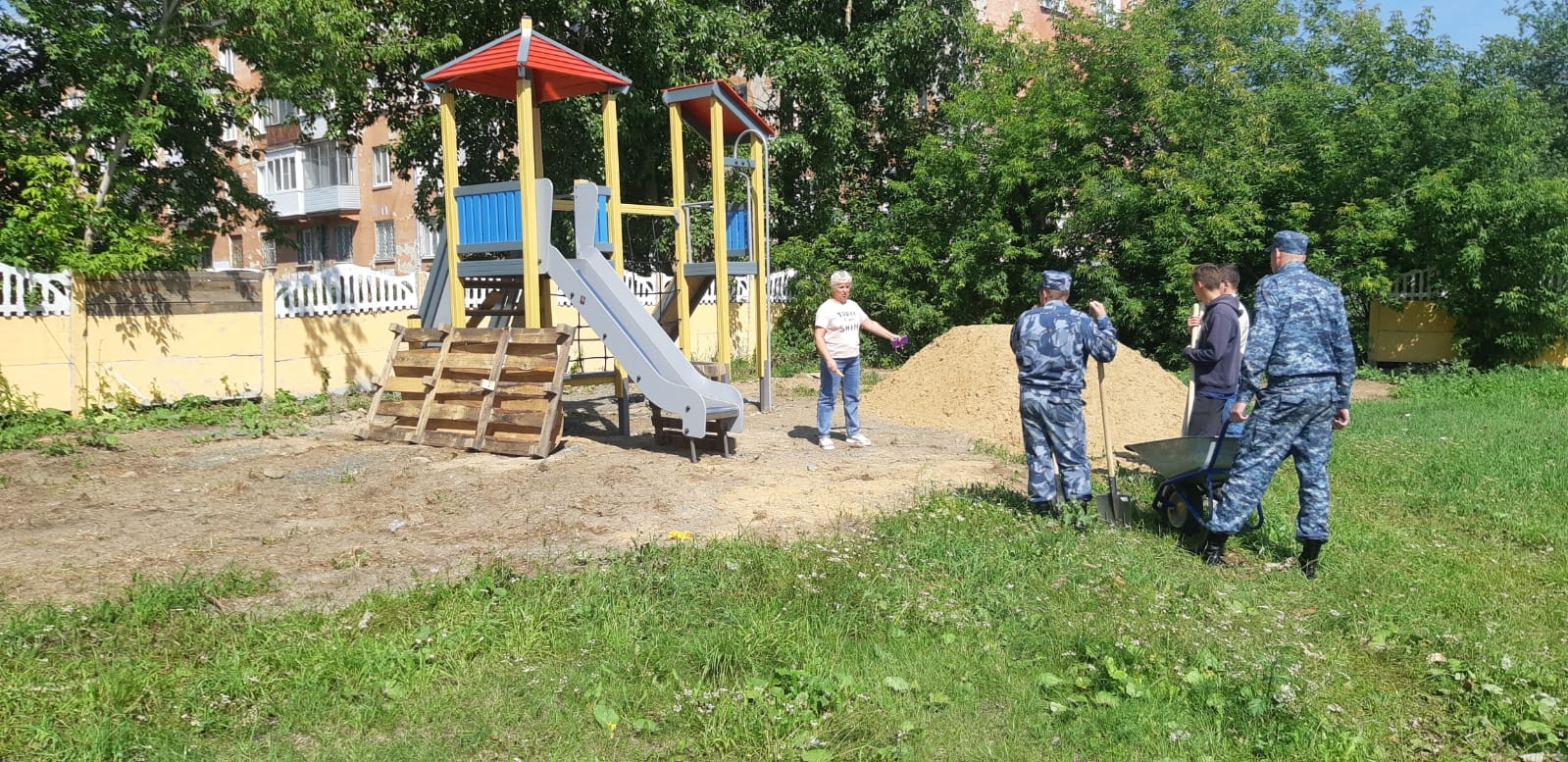 Конвоиры из Первоуральска помогли обустроить детскую площадку интернату