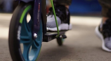 В Петербурге полицейский на электросамокате сбил ребенка