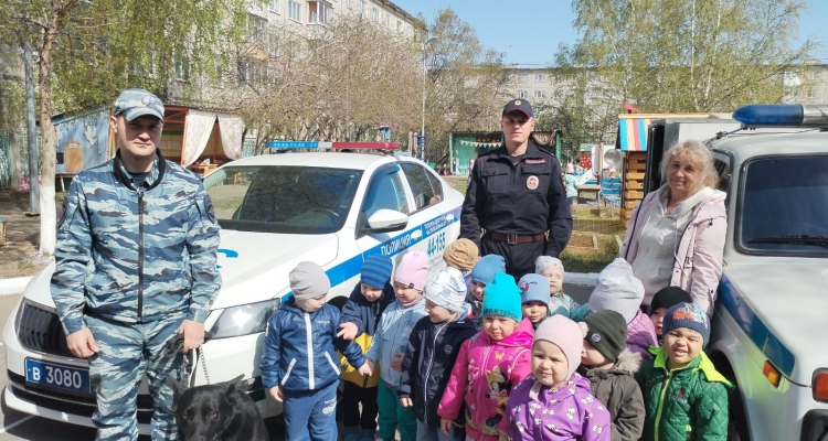 Дошкольники детского сада познакомились с полицейским кинологом