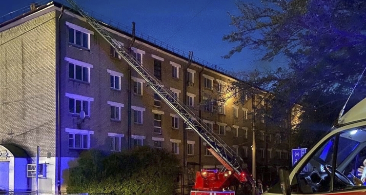 В Первоуральске потушили горящую пятиэтажку