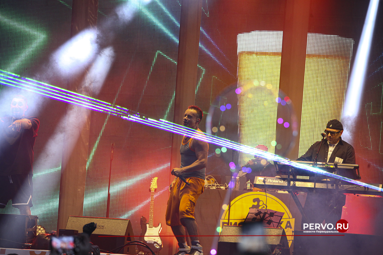 В Первоуральске металлурги встретили праздник в компании «Дискотека Авария»