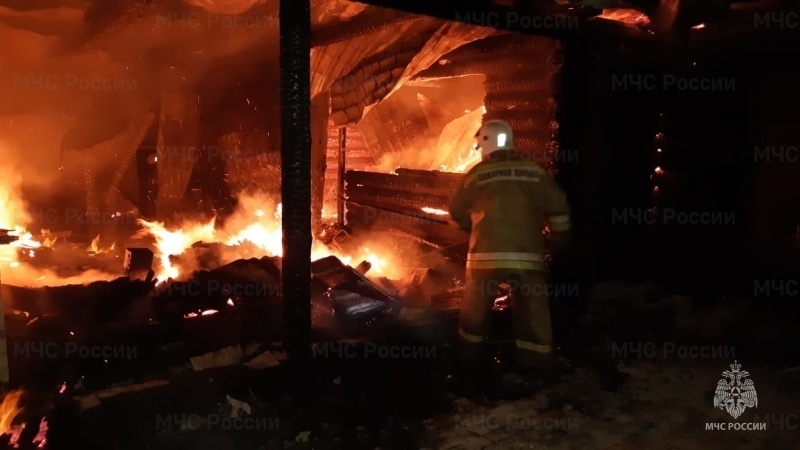 Поздно ночью сгорел частный жилой дом