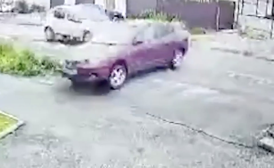 Лихач на легковом авто снёс столб освещения. Видео