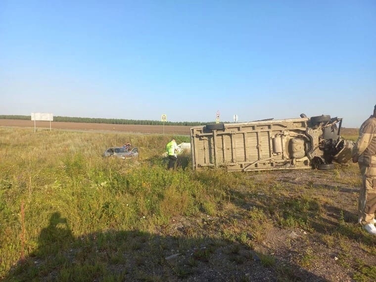 Водитель Lada устроил ДТП с фурой. Пострадали дети