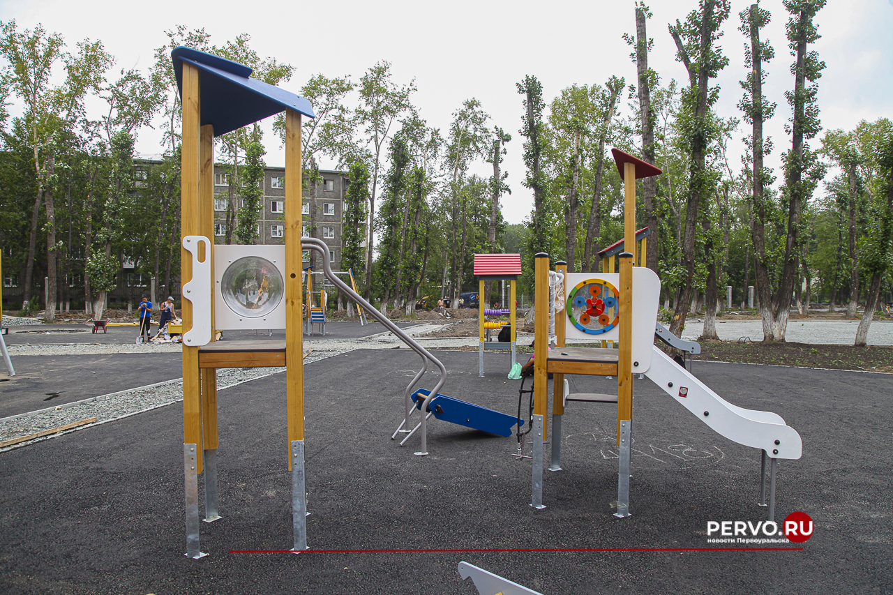 В парке на Хромпике приступили к установке игровых площадок