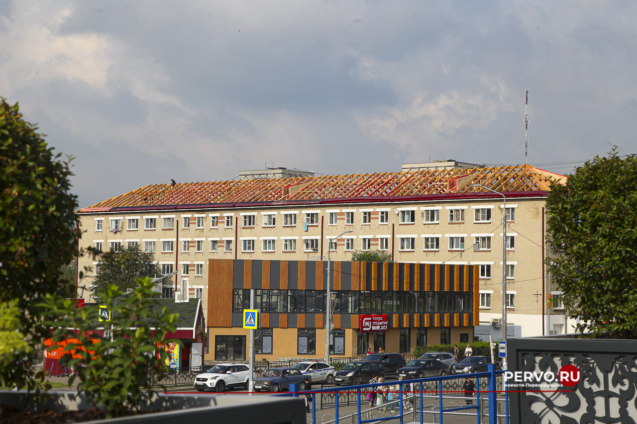 На крыше общежития, где сгорела крыша, установили стропилы