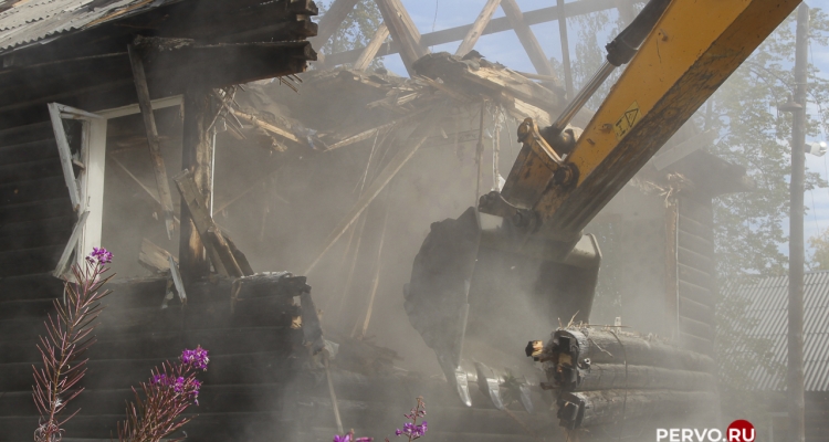 В микрорайоне Динас сносят очередной ветхий дом