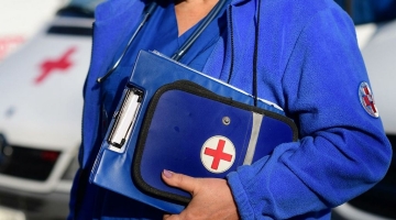 Женщину с перерезанным горлом на ходу выбросили из автомобиля в Самаре