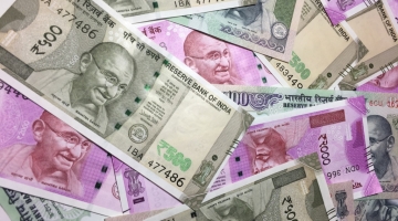 Центробанку порекомендовали развивать расчеты в рупиях, дирхамах и риалах