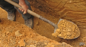 Жительница Подмосковья попросила дворника закопать на ее участке тело мужчины