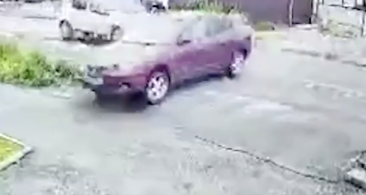 Лихач на легковом авто снёс столб освещения. Видео