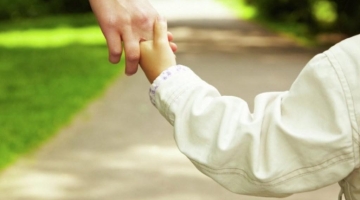 Одиноких родителей запретят увольнять до 16-летия ребенка