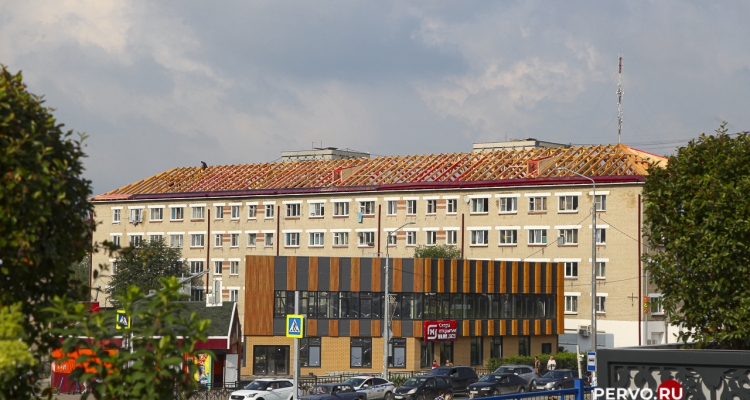 На крыше общежития, где сгорела крыша, установили стропилы