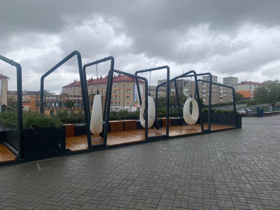 Возле ДВВС неизвестные сломали качели