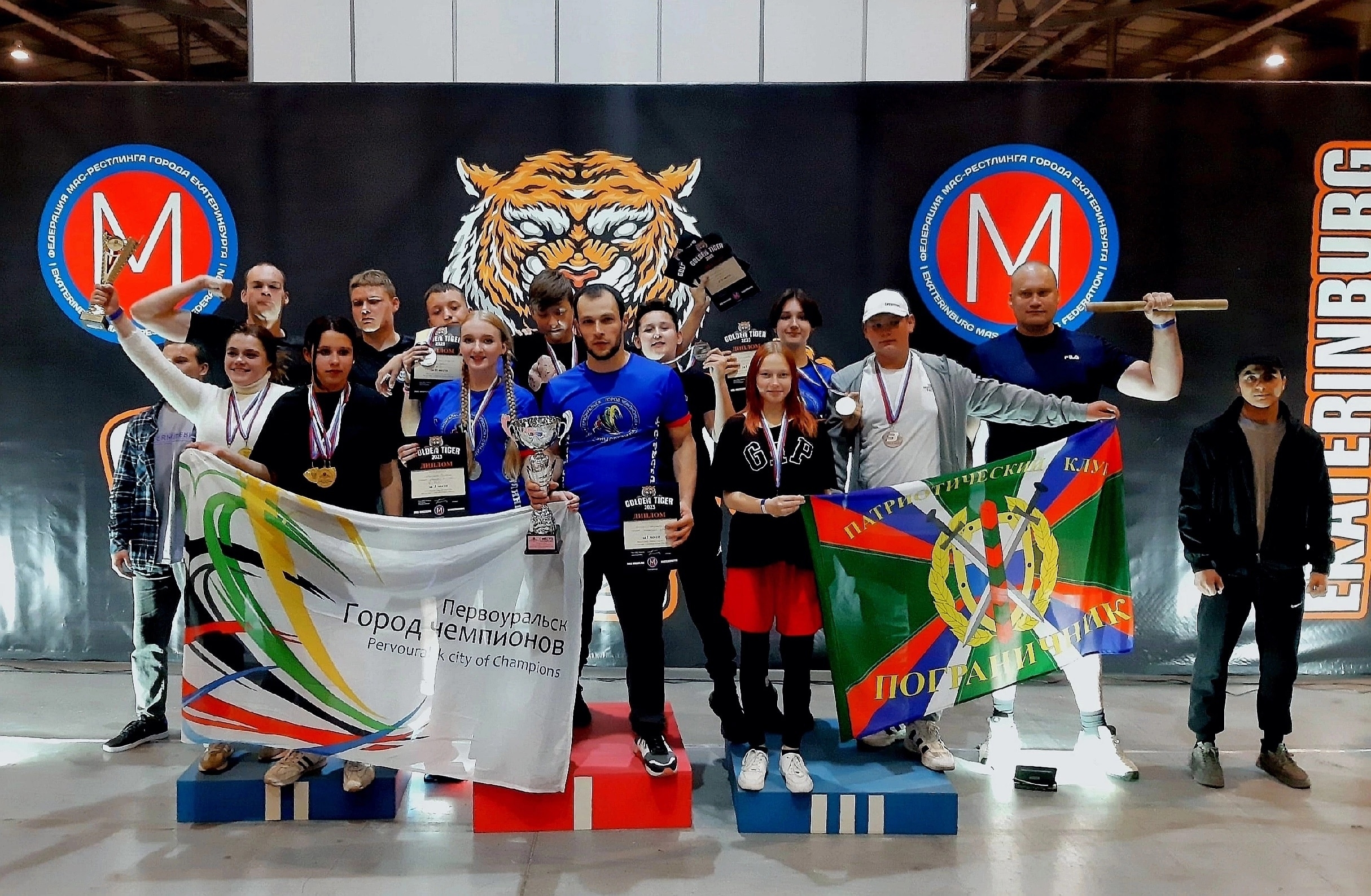 Кубок за 1 командное место по мас-рестлингу завоевала первоуральская команда