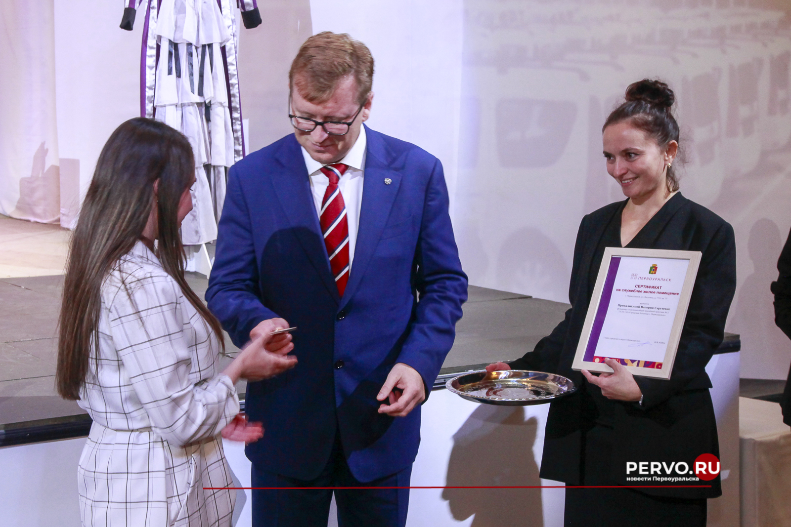 Глава Первоуральска вручил ключи от муниципального жилья шести медработникам