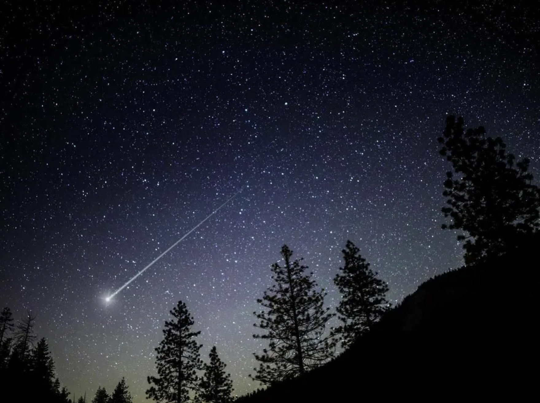 Завтра можно увидеть комету, которая пролетает около Земли раз в 437 лет