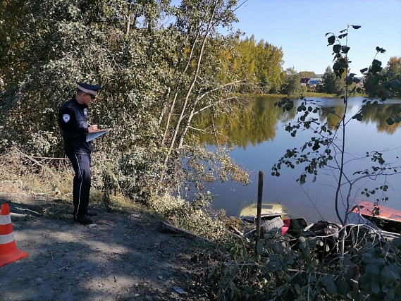 В Первоуральске автомашина «МАЗ» утонула в водоёме
