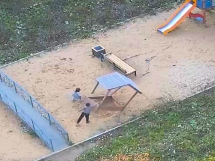 В Первоуральске дети разгромили игровую площадку. Видео