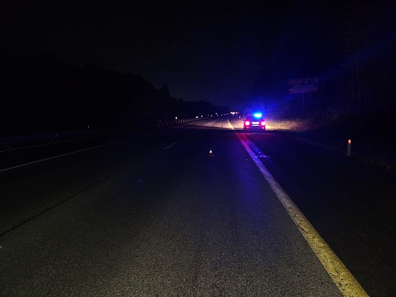 Автомобиль переехал лежащему мужчине ноги и скрылся