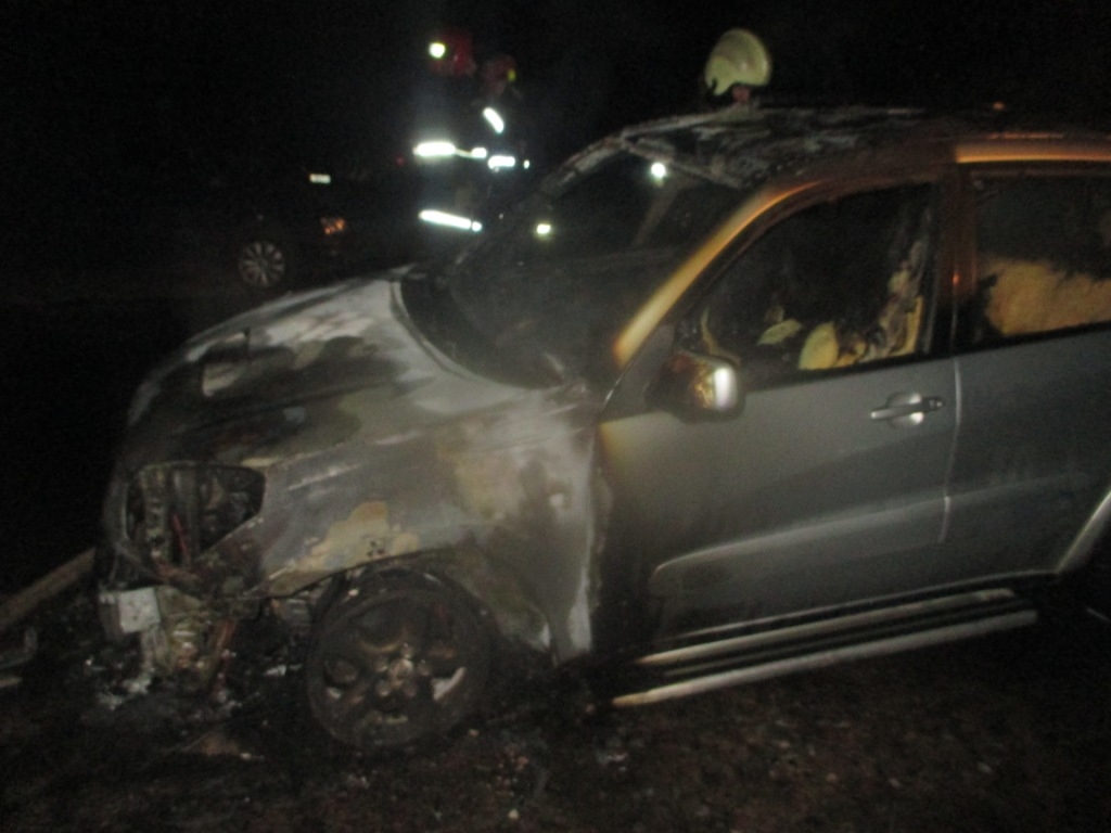 Утром на Вайнера сгорел автомобиль Toyota RAV4