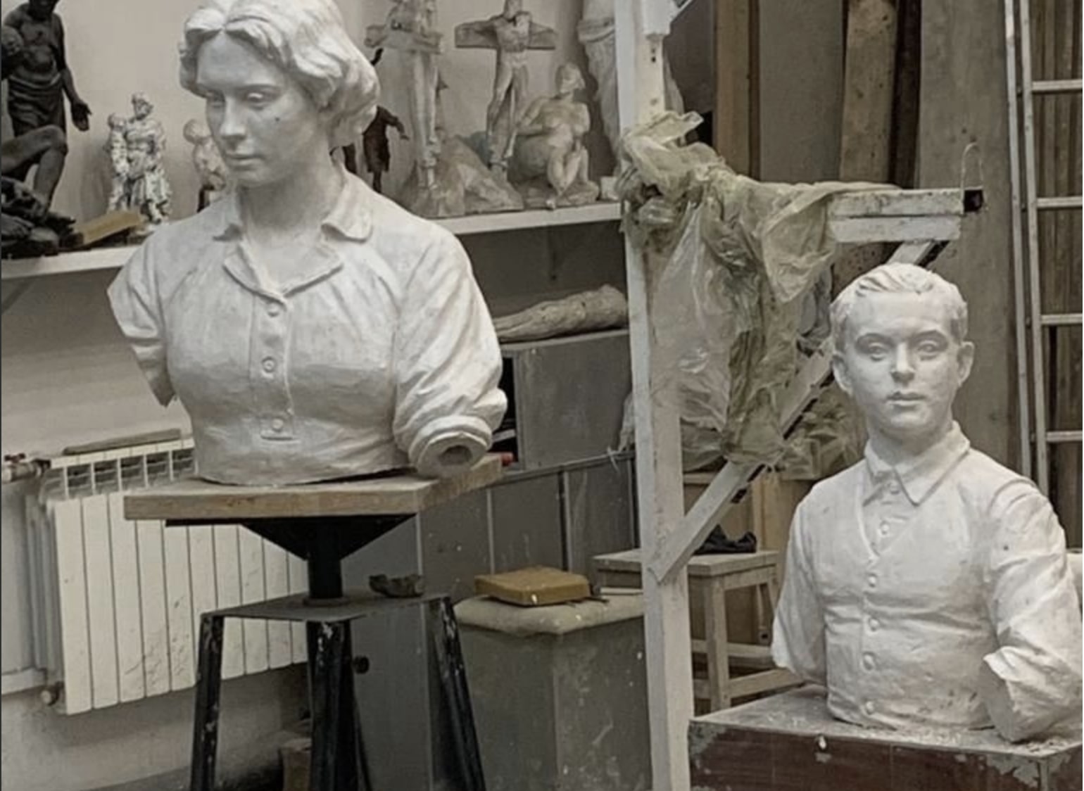 Мастера завершают изготовление монумента, посвящённого первому учителю