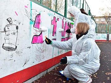 Участники «Большой уборки» покрасили корт