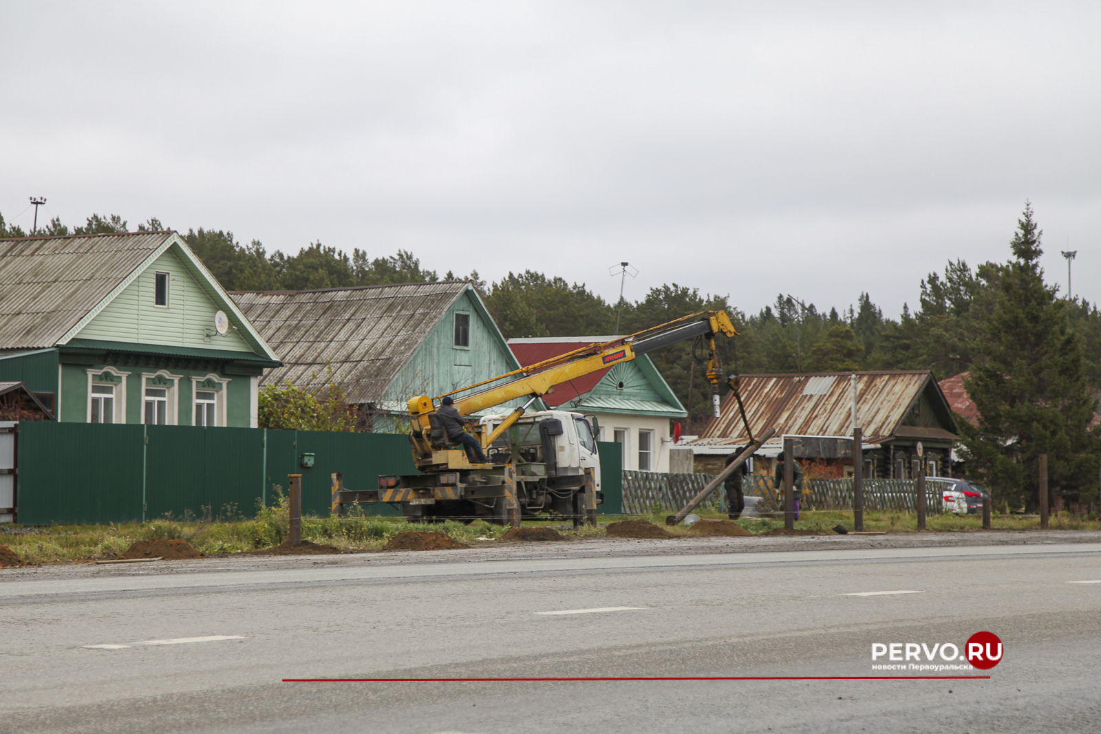 На улице Талица приступили у установке шумозащитных экранов
