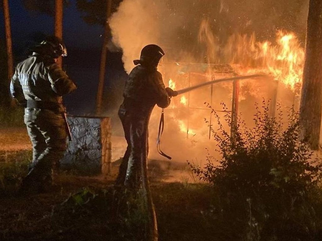 Пожар в на улице Попова уничтожил баню