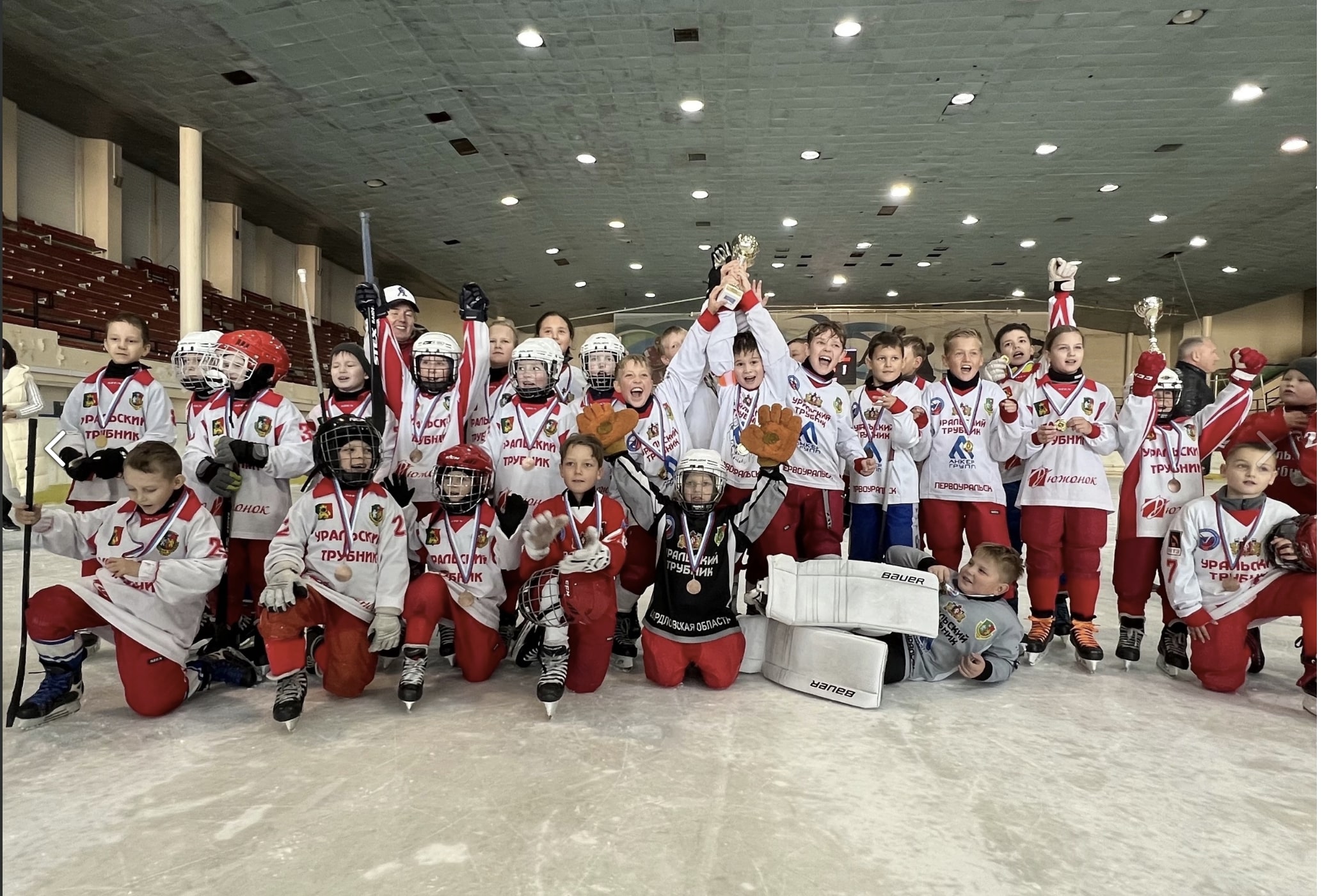 В Ледовом дворце состоялся турнир по мини-хоккею среди детско-юношеских команд