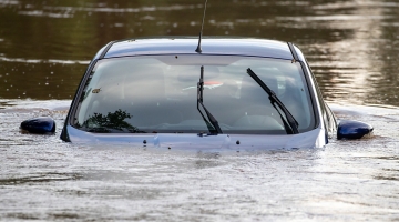 На Сахалин обрушился тайфун, по улицам Южно-Сахалинска поплыли автомобили