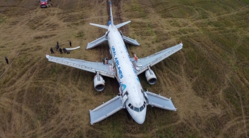 Опубликована запись переговоров пилотов перед аварийной посадкой самолета в поле