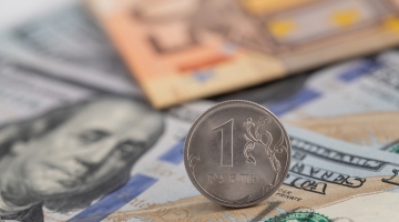 Курс рубля повысился против доллара и юаня