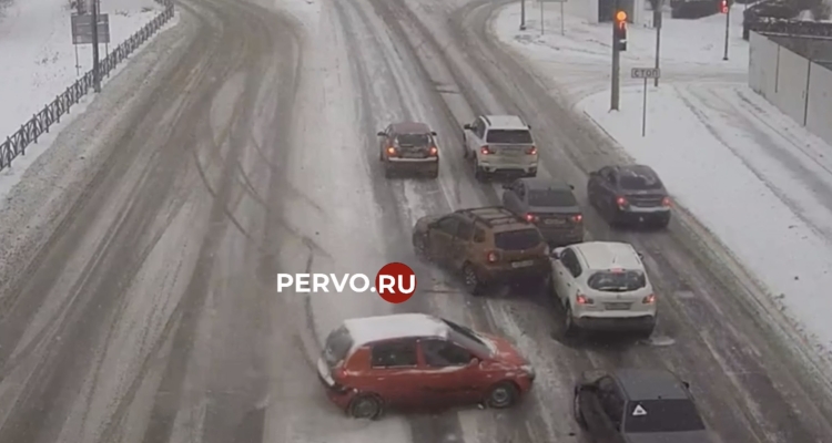 В Первоуральске на перекрёстке произошла массовая авария. Видео
