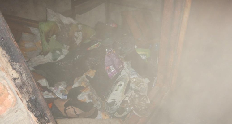 В многоквартирном жилом доме загорелся подвал. Видео