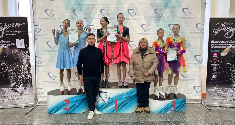 Первоуралочки взяли серебро на Первенство Свердловской области по синхронному катанию