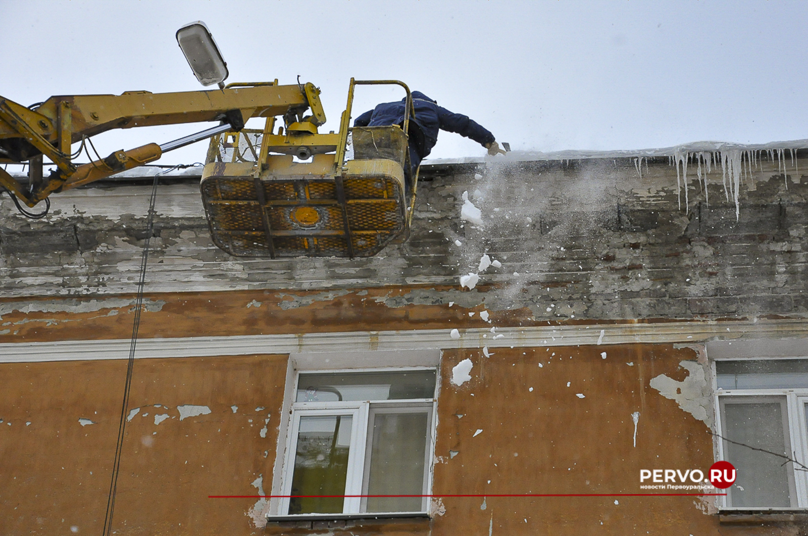 Чистить сосульки на крышах - прямая обязанность управляющих компаний