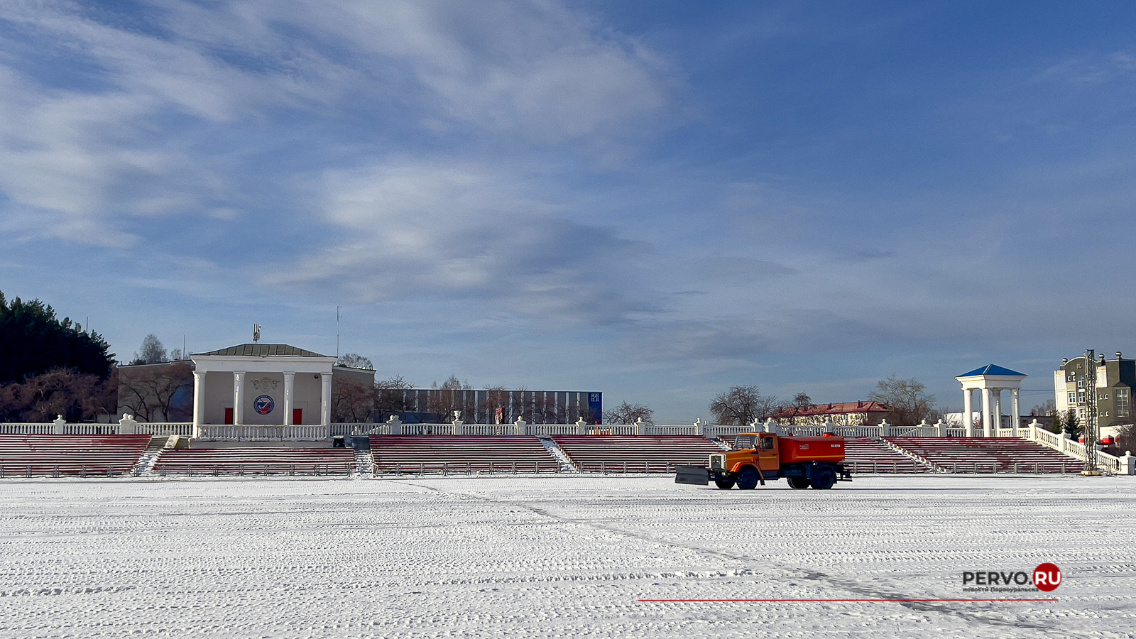 На большом поле начали заливку льда