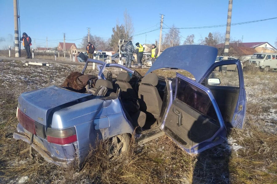 В Магнитогорске локомотив протаранил Lada с пятью людьми