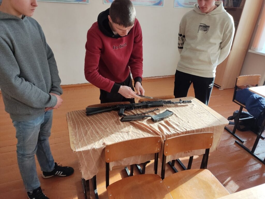 АК-74 соберут и разберут с опрятным видом