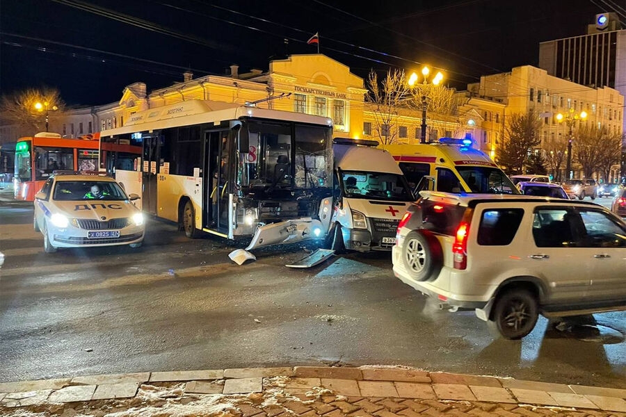 В Хабаровске автобус врезался в скорую, которая ехала с сиреной на вызов