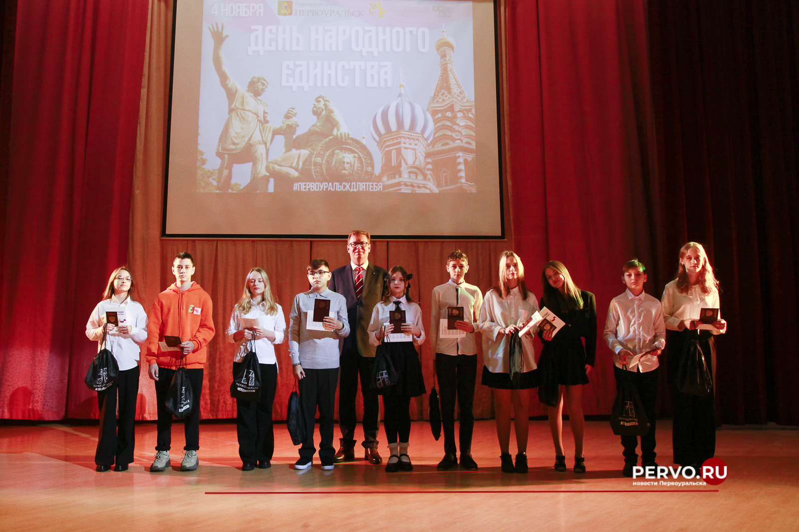 В ЦДТ состоялось торжественное вручение российских паспортов