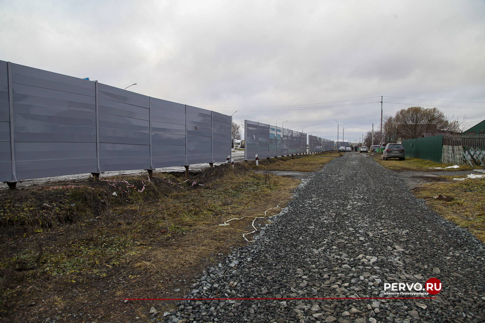 На улице Талица продолжают установку шумозащитных экранов