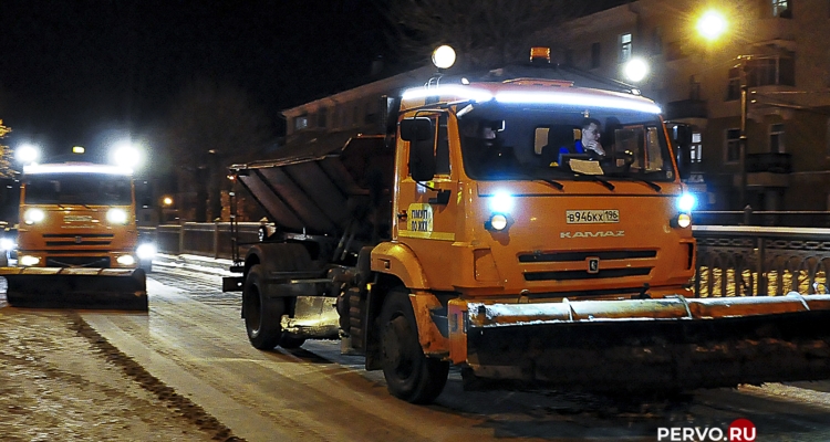 Коммунальные службы продолжают вывозить снег с улиц города