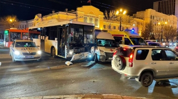 В Хабаровске автобус врезался в скорую, которая ехала с сиреной на вызов