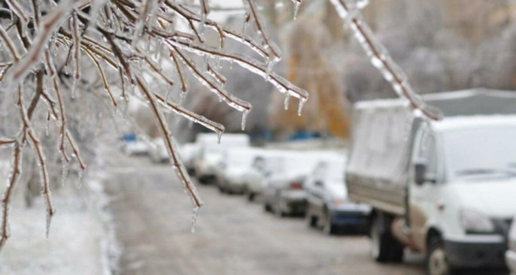 В городском округе на дорогах образовался гололед и идёт дождь