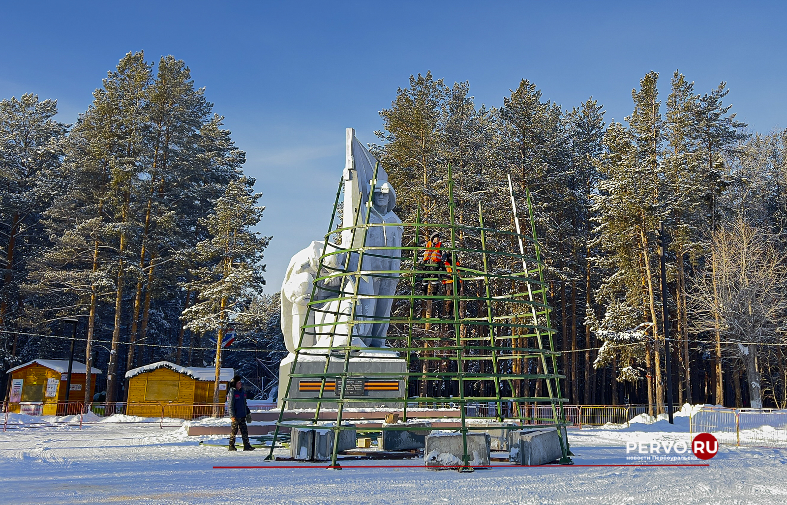 В парке начали устанавливать каркас новогодней ёлки