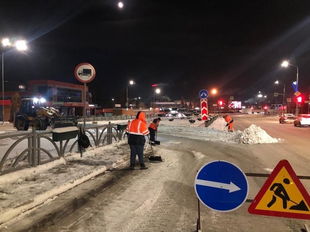 Коммунальные службы продолжают уборку города от ледяных оков и снега